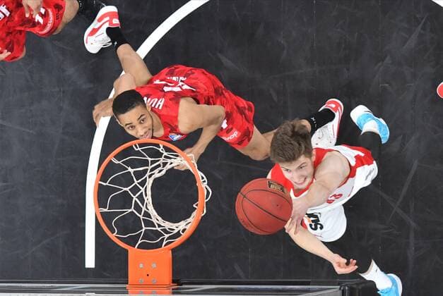 BAMBERG 16.12.2020 --- Basketball ---- easycredit 1. Basketball Bundesliga ---- 4. Spieltag: Brose Bamberg vs s.oliver Würzburg --- Bennet Hundt (33, Brose Bamberg) mit Korbleger gegen MCameron Hunt (24, s.oliver Würzburg) --- Foto: Hans-Martin Issler isslerimages ---- Brose Bamberg vs s.oliver Würzburg