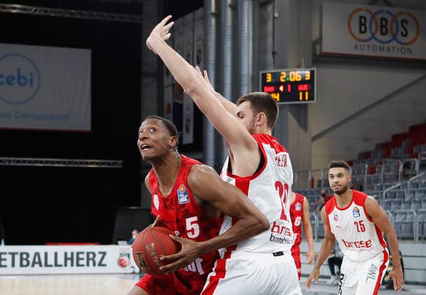 Deutschland, Bamberg, Brose Arena, 16.12.2020, emspor, emonline, despor, deonline, Brose Bamberg vs. s.Oliver Wuerzburg, Basketball, BBL Bild: v. li. Justin Sears (s.Oliver Wuerzburg) und Chase Fieler (Brose Bamberg) Copyright: HMBxMedia xHeikoxBecker