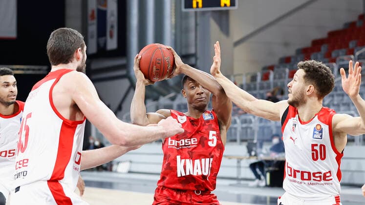 Deutschland, Bamberg, Brose Arena, 16.12.2020, emspor, emonline, despor, deonline, Brose Bamberg vs. s.Oliver Wuerzburg, Basketball, BBL Bild: v. li. David Kravish (Brose Bamberg), Justin Sears (s.Oliver Wuerzburg) und Joanic Gruettner-Bacoul (Brose Bamberg) Copyright: HMBxMedia xHeikoxBecker