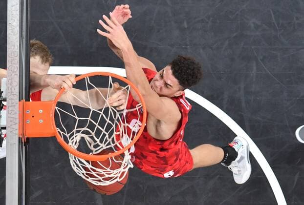 BAMBERG 16.12.2020 --- Basketball ---- easycredit 1. Basketball Bundesliga ---- 4. Spieltag: Brose Bamberg vs s.oliver Würzburg --- Christian Sengfelder (43, Brose Bamberg) mit Dunk gegen Joshua Obiesie (6, s.oliver Würzburg) --- Foto: Hans-Martin Issler isslerimages ---- Brose Bamberg vs s.oliver Würzburg