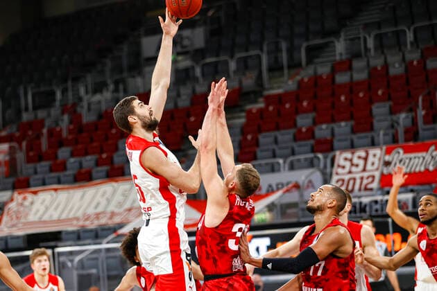 links David Kravish (Brose Bamberg, 45) rechts Felix Hoffmann (s.oliver Würzburg, 34) Brose Bamberg - s.oliver Würzburg Wuerzburg - easyCredit-BBL - Basketball Bundesliga - Basketball Saison 2020 21 - 4. Spieltag, 16.12.2020 Bamberg, Brose Arena ASV-Autoren-Nummer: 4026335 Copyright: DanielxLöb