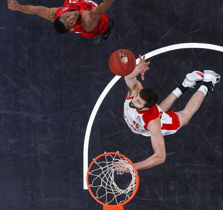 rechts David Kravish (Brose Bamberg, 45) links Justin Sears (s.oliver Würzburg, 05) Brose Bamberg - s.oliver Würzburg Wuerzburg - easyCredit-BBL - Basketball Bundesliga - Basketball Saison 2020 21 - 4. Spieltag, 16.12.2020 Bamberg, Brose Arena ASV-Autoren-Nummer: 4026335 Copyright: DanielxLöb
