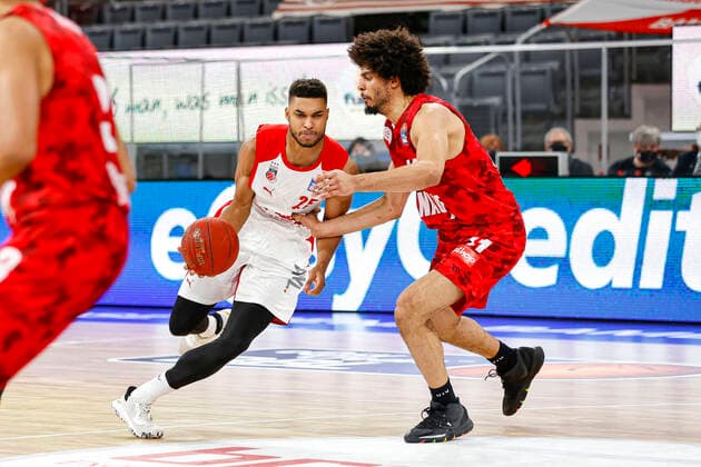 links Kenneth Ogbe (Brose Bamberg, 25) rechts Zach Smith (s.oliver Würzburg, 11) Brose Bamberg - s.oliver Würzburg Wuerzburg - easyCredit-BBL - Basketball Bundesliga - Basketball Saison 2020 21 - 4. Spieltag, 16.12.2020 Bamberg, Brose Arena ASV-Autoren-Nummer: 4026335 Copyright: DanielxLöb