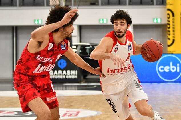 BAMBERG 16.12.2020 --- Basketball ---- easycredit 1. Basketball Bundesliga ---- 4. Spieltag: Brose Bamberg vs s.oliver Würzburg --- Michele Vitali (31, Brose Bamberg) zieht gegen Zach Smith (11, s.oliver Würzburg) zum Korb --- Foto: Hans-Martin Issler isslerimages ---- Brose Bamberg vs s.oliver Würzburg