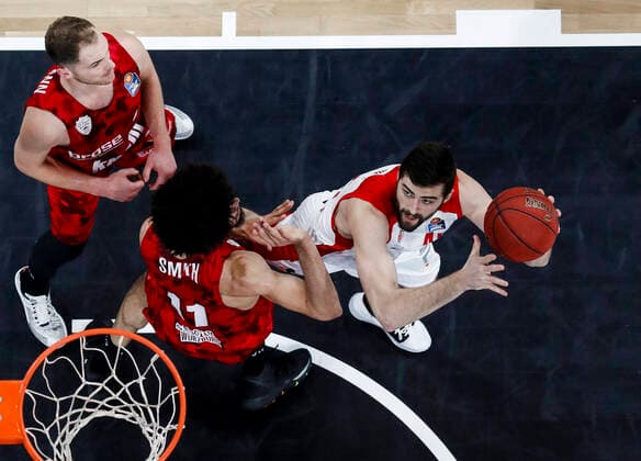 rechts David Kravish (Brose Bamberg, 45) MitteZach Smith (s.oliver Würzburg, 11) linksFelix Hoffmann (s.oliver Würzburg, 34) Brose Bamberg - s.oliver Würzburg Wuerzburg - easyCredit-BBL - Basketball Bundesliga - Basketball Saison 2020 21 - 4. Spieltag, 16.12.2020 Bamberg, Brose Arena ASV-Autoren-Nummer: 4026335 Copyright: DanielxLöb