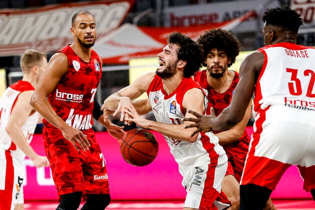 Mitte Michele Vitali (Brose Bamberg, 31) links Alex King (s.oliver Würzburg, 77) Brose Bamberg - s.oliver Würzburg Wuerzburg - easyCredit-BBL - Basketball Bundesliga - Basketball Saison 2020 21 - 4. Spieltag, 16.12.2020 Bamberg, Brose Arena ASV-Autoren-Nummer: 4026335 Copyright: DanielxLöb