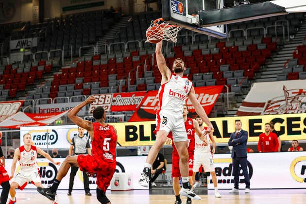 rechts David Kravish (Brose Bamberg, 45) links Justin Sears (s.oliver Würzburg, 05) Brose Bamberg - s.oliver Würzburg Wuerzburg - easyCredit-BBL - Basketball Bundesliga - Basketball Saison 2020 21 - 4. Spieltag, 16.12.2020 Bamberg, Brose Arena ASV-Autoren-Nummer: 4026335 Copyright: DanielxLöb