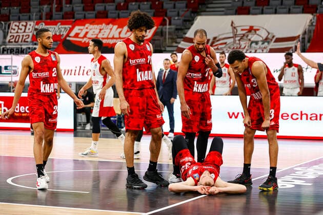 vlnr Cameron Hunt (s.oliver Würzburg, 24) Zach Smith (s.oliver Würzburg, 11) Alex King (s.oliver Würzburg, 77) Tyson Ward (s.oliver Würzburg, 03) unten Felix Hoffmann (s.oliver Würzburg, 34) Brose Bamberg - s.oliver Würzburg Wuerzburg - easyCredit-BBL - Basketball Bundesliga - Basketball Saison 2020 21 - 4. Spieltag, 16.12.2020 Bamberg, Brose Arena ASV-Autoren-Nummer: 4026335 Copyright: DanielxLöb