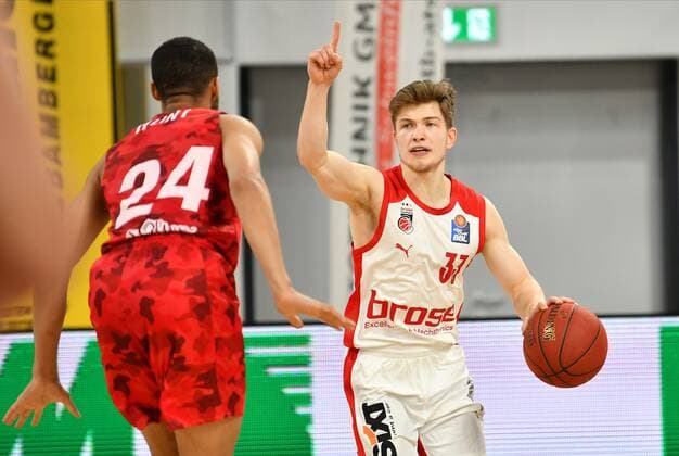 BAMBERG 16.12.2020 --- Basketball ---- easycredit 1. Basketball Bundesliga ---- 4. Spieltag: Brose Bamberg vs s.oliver Würzburg --- Bennet Hundt (33, Brose Bamberg) gibt Anweisung --- Foto: Hans-Martin Issler isslerimages ---- Brose Bamberg vs s.oliver Würzburg