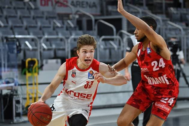 BAMBERG 16.12.2020 --- Basketball ---- easycredit 1. Basketball Bundesliga ---- 4. Spieltag: Brose Bamberg vs s.oliver Würzburg --- Bennet Hundt (33, Brose Bamberg) zieht gegen MCameron Hunt (24, s.oliver Würzburg) zum Korb --- Foto: Hans-Martin Issler isslerimages ---- Brose Bamberg vs s.oliver Würzburg
