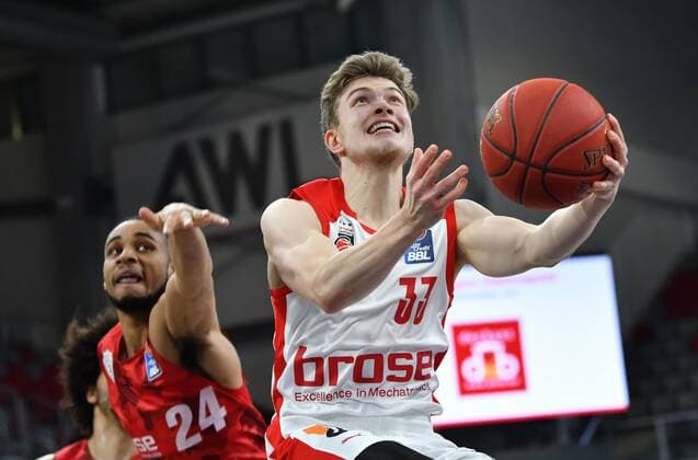 BAMBERG 16.12.2020 --- Basketball ---- easycredit 1. Basketball Bundesliga ---- 4. Spieltag: Brose Bamberg vs s.oliver Würzburg --- Bennet Hundt (33, Brose Bamberg) mit Korbleger gegen MCameron Hunt (24, s.oliver Würzburg) --- Foto: Hans-Martin Issler isslerimages ---- Brose Bamberg vs s.oliver Würzburg