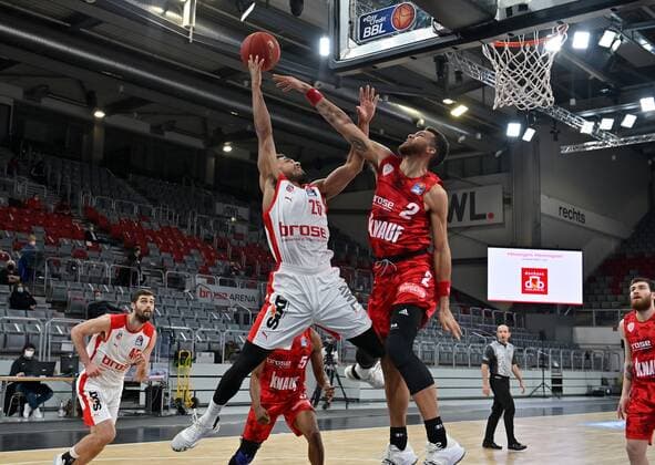 BAMBERG 16.12.2020 --- Basketball ---- easycredit 1. Basketball Bundesliga ---- 4. Spieltag: Brose Bamberg vs s.oliver Würzburg --- Kenneth Ogbe (25, Brose Bamberg) wirft gegen Berkokott Chapman (2, s.oliver Würzburg) --- Foto: Hans-Martin Issler isslerimages ---- Brose Bamberg vs s.oliver Würzburg