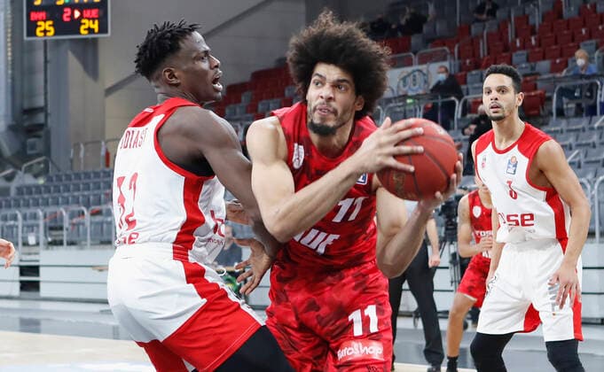 Deutschland, Bamberg, Brose Arena, 16.12.2020, emspor, emonline, despor, deonline, Brose Bamberg vs. s.Oliver Wuerzburg, Basketball, BBL Bild: v. li. Norense Odiase (Brose Bamberg) und Zach Smith (s.Oliver Wuerzburg) Copyright: HMBxMedia xHeikoxBecker