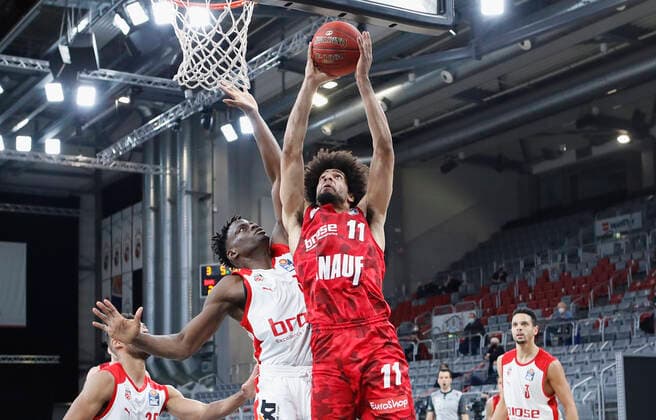 Deutschland, Bamberg, Brose Arena, 16.12.2020, emspor, emonline, despor, deonline, Brose Bamberg vs. s.Oliver Wuerzburg, Basketball, BBL Bild: v. li. Norense Odiase (Brose Bamberg) und Zach Smith (s.Oliver Wuerzburg) Copyright: HMBxMedia xHeikoxBecker
