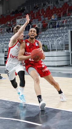 Deutschland, Bamberg, Brose Arena, 16.12.2020, emspor, emonline, despor, deonline, Brose Bamberg vs. s.Oliver Wuerzburg, Basketball, BBL Bild: v. li. Bennet Hundt (Brose Bamberg) und Cameron Hunt (s.Oliver Wuerzburg) Copyright: HMBxMedia xHeikoxBecker