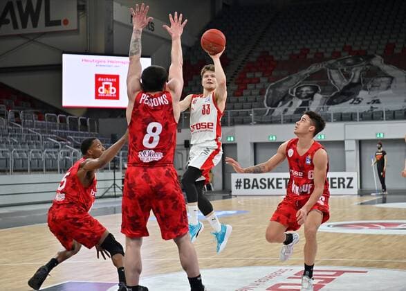 BAMBERG 16.12.2020 --- Basketball ---- easycredit 1. Basketball Bundesliga ---- 4. Spieltag: Brose Bamberg vs s.oliver Würzburg --- Bennet Hundt (33, Brose Bamberg) wirft einen Floater gegen Justin Sears (5, s.oliver Würzburg), Tayler Persons (8, s.oliver Würzburg) und Joshua Obiesie (6, s.oliver Würzburg) --- Foto: Hans-Martin Issler isslerimages ---- Brose Bamberg vs s.oliver Würzburg