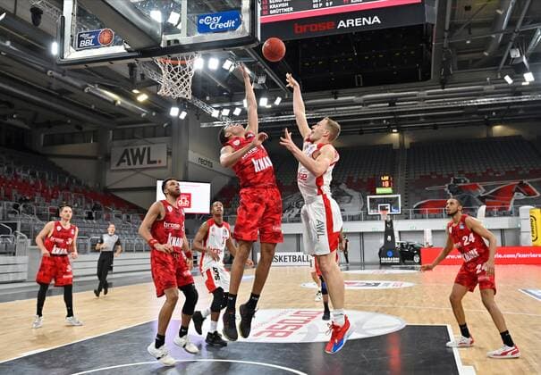 BAMBERG 16.12.2020 --- Basketball ---- easycredit 1. Basketball Bundesliga ---- 4. Spieltag: Brose Bamberg vs s.oliver Würzburg --- Christian Sengfelder (43, Brose Bamberg) wirft gegen Justin Sears (5, s.oliver Würzburg) --- Foto: Hans-Martin Issler isslerimages ---- Brose Bamberg vs s.oliver Würzburg