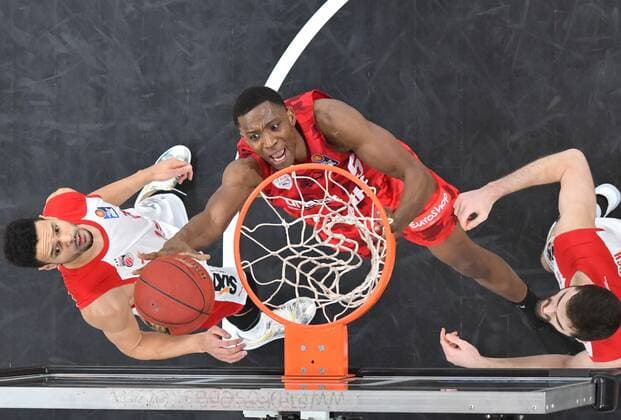 BAMBERG 16.12.2020 --- Basketball ---- easycredit 1. Basketball Bundesliga ---- 4. Spieltag: Brose Bamberg vs s.oliver Würzburg --- Justin Sears (5, s.oliver Würzburg) wirft gegen Dominic Lockhart (3, Brose Bamberg) und David Kravish (45, Brose Bamberg) --- Foto: Hans-Martin Issler isslerimages ---- Brose Bamberg vs s.oliver Würzburg