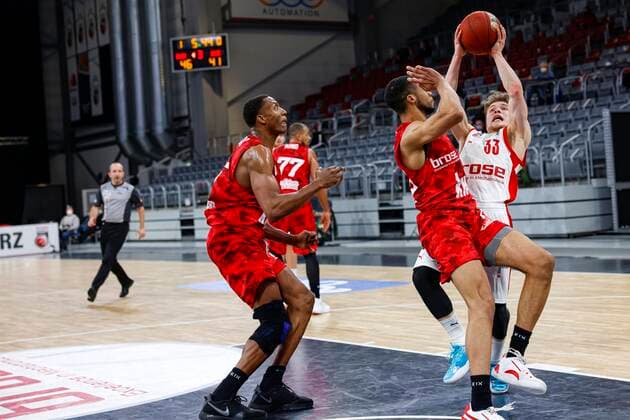 rechts Bennet Hundt (Brose Bamberg, 33) Brose Bamberg - s.oliver Würzburg Wuerzburg - easyCredit-BBL - Basketball Bundesliga - Basketball Saison 2020 21 - 4. Spieltag, 16.12.2020 Bamberg, Brose Arena ASV-Autoren-Nummer: 4026335 Copyright: DanielxLöb