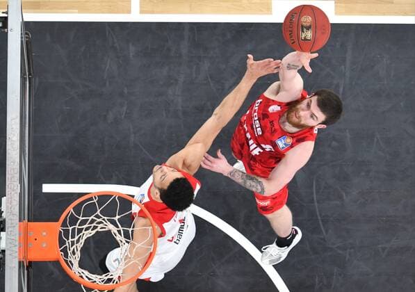 BAMBERG 16.12.2020 --- Basketball ---- easycredit 1. Basketball Bundesliga ---- 4. Spieltag: Brose Bamberg vs s.oliver Würzburg --- Tayler Persons (8, s.oliver Würzburg) wirft gegen Dominic Lockhart (3, Brose Bamberg) --- Foto: Hans-Martin Issler isslerimages ---- Brose Bamberg vs s.oliver Würzburg