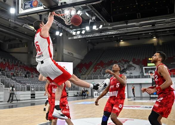 BAMBERG 16.12.2020 --- Basketball ---- easycredit 1. Basketball Bundesliga ---- 4. Spieltag: Brose Bamberg vs s.oliver Würzburg --- David Kravish (45, Brose Bamberg) mit Dunk gegen Florian Koch (21, s.oliver Würzburg), Justin Sears (5, s.oliver Würzburg) und Berkokott Chapman (2, s.oliver Würzburg) --- Foto: Hans-Martin Issler isslerimages ---- Brose Bamberg vs s.oliver Würzburg