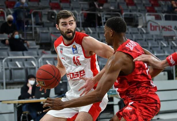 BAMBERG 16.12.2020 --- Basketball ---- easycredit 1. Basketball Bundesliga ---- 4. Spieltag: Brose Bamberg vs s.oliver Würzburg --- David Kravish (45, Brose Bamberg) gegen Justin Sears (5, s.oliver Würzburg) --- Foto: Hans-Martin Issler isslerimages ---- Brose Bamberg vs s.oliver Würzburg