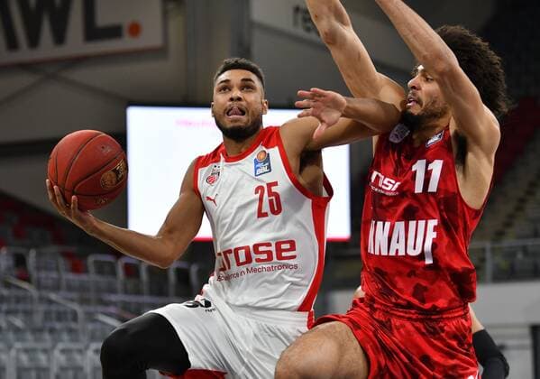BAMBERG 16.12.2020 --- Basketball ---- easycredit 1. Basketball Bundesliga ---- 4. Spieltag: Brose Bamberg vs s.oliver Würzburg --- Kenneth Ogbe (25, Brose Bamberg) gegen Zach Smith (11, s.oliver Würzburg) --- Foto: Hans-Martin Issler isslerimages ---- Brose Bamberg vs s.oliver Würzburg