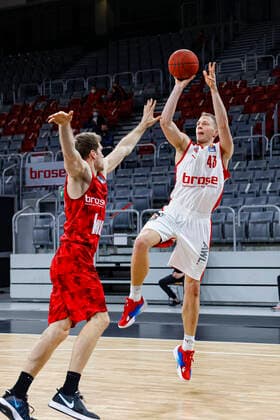 rechts Christian Sengfelder (Brose Bamberg, 43) links Felix Hoffmann (s.oliver Würzburg, 34) Brose Bamberg - s.oliver Würzburg Wuerzburg - easyCredit-BBL - Basketball Bundesliga - Basketball Saison 2020 21 - 4. Spieltag, 16.12.2020 Bamberg, Brose Arena ASV-Autoren-Nummer: 4026335 Copyright: DanielxLöb