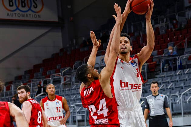 rechts Dominic Lockhart (Brose Bamberg, 03) links Cameron Hunt (s.oliver Würzburg, 24) Brose Bamberg - s.oliver Würzburg Wuerzburg - easyCredit-BBL - Basketball Bundesliga - Basketball Saison 2020 21 - 4. Spieltag, 16.12.2020 Bamberg, Brose Arena ASV-Autoren-Nummer: 4026335 Copyright: DanielxLöb