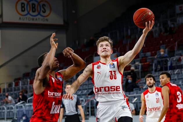 rechts Bennet Hundt (Brose Bamberg, 33) Brose Bamberg - s.oliver Würzburg Wuerzburg - easyCredit-BBL - Basketball Bundesliga - Basketball Saison 2020 21 - 4. Spieltag, 16.12.2020 Bamberg, Brose Arena ASV-Autoren-Nummer: 4026335 Copyright: DanielxLöb