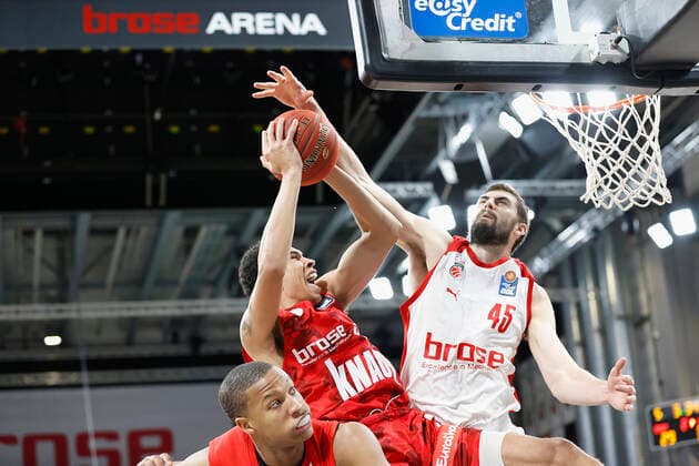 Deutschland, Bamberg, Brose Arena, 16.12.2020, emspor, emonline, despor, deonline, Brose Bamberg vs. s.Oliver Wuerzburg, Basketball, BBL Bild: v. li. Devon Hall (Brose Bamberg), Tyson Ward (s.Oliver Wuerzburg) und David Kravish (Brose Bamberg) Copyright: HMBxMedia xHeikoxBecker