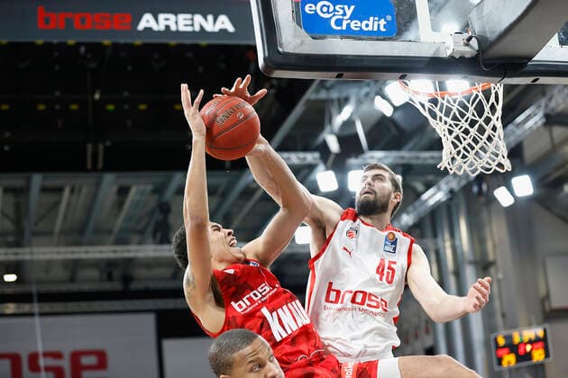Deutschland, Bamberg, Brose Arena, 16.12.2020, emspor, emonline, despor, deonline, Brose Bamberg vs. s.Oliver Wuerzburg, Basketball, BBL Bild: v. li. Devon Hall (Brose Bamberg), Tyson Ward (s.Oliver Wuerzburg) und David Kravish (Brose Bamberg) Copyright: HMBxMedia xHeikoxBecker