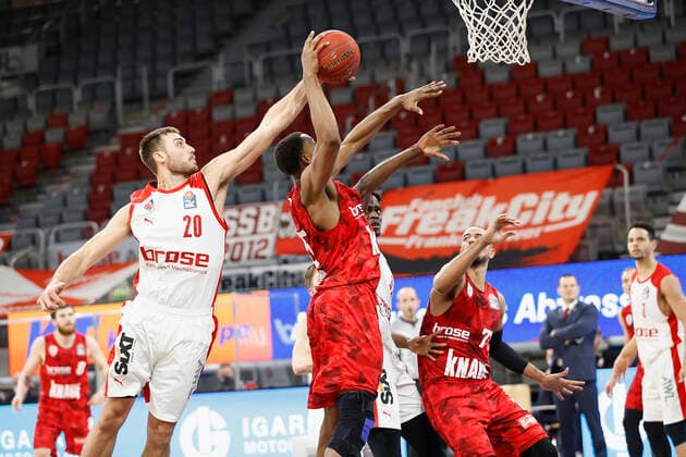 Deutschland, Bamberg, Brose Arena, 16.12.2020, emspor, emonline, despor, deonline, Brose Bamberg vs. s.Oliver Wuerzburg, Basketball, BBL Bild: v. li. Chase Fieler (Brose Bamberg), Justin Sears (s.Oliver Wuerzburg), Norense Odiase (Brose Bamberg) und Alex King (s.Oliver Wuerzburg) Copyright: HMBxMedia xHeikoxBecker