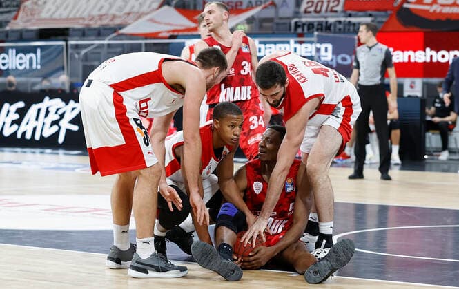 Deutschland, Bamberg, Brose Arena, 16.12.2020, emspor, emonline, despor, deonline, Brose Bamberg vs. s.Oliver Wuerzburg, Basketball, BBL Bild: v. li. Chase Fieler (Brose Bamberg), Devon Hall (Brose Bamberg), Justin Sears (s.Oliver Wuerzburg) und David Kravish (Brose Bamberg) Copyright: HMBxMedia xHeikoxBecker