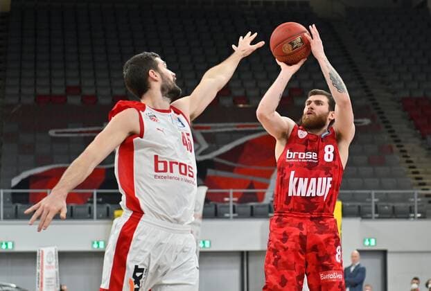 BAMBERG 16.12.2020 --- Basketball ---- easycredit 1. Basketball Bundesliga ---- 4. Spieltag: Brose Bamberg vs s.oliver Würzburg --- Tayler Persons (8, s.oliver Würzburg) wirft gegen David Kravish (45, Brose Bamberg) --- Foto: Hans-Martin Issler isslerimages ---- Brose Bamberg vs s.oliver Würzburg