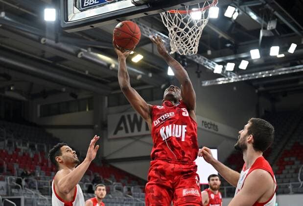 BAMBERG 16.12.2020 --- Basketball ---- easycredit 1. Basketball Bundesliga ---- 4. Spieltag: Brose Bamberg vs s.oliver Würzburg --- Justin Sears (5, s.oliver Würzburg) wirft gegen Dominic Lockhart (3, Brose Bamberg) und David Kravish (45, Brose Bamberg) --- Foto: Hans-Martin Issler isslerimages ---- Brose Bamberg vs s.oliver Würzburg