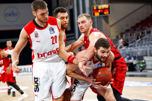 rechts unten David Kravish (Brose Bamberg, 45) rechts oben Felix Hoffmann (s.oliver Würzburg, 34) links Chase Fieler (Brose Bamberg, 20) Brose Bamberg - s.oliver Würzburg Wuerzburg - easyCredit-BBL - Basketball Bundesliga - Basketball Saison 2020 21 - 4. Spieltag, 16.12.2020 Bamberg, Brose Arena ASV-Autoren-Nummer: 4026335 Copyright: DanielxLöb