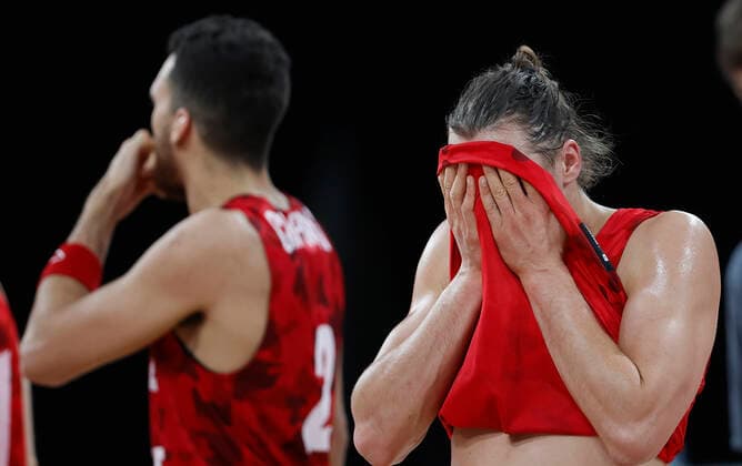 Deutschland, Bamberg, Brose Arena, 16.12.2020, emspor, emonline, despor, deonline, Brose Bamberg vs. s.Oliver Wuerzburg, Basketball, BBL Bild: v. li. Brekkott Chapman (s.Oliver Wuerzburg) und Julian Albus (s.Oliver Wuerzburg) Copyright: HMBxMedia xHeikoxBecker