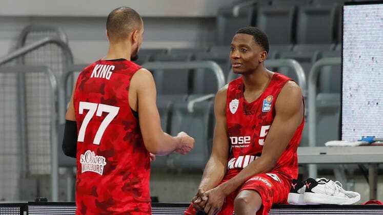 Deutschland, Bamberg, Brose Arena, 16.12.2020, emspor, emonline, despor, deonline, Brose Bamberg vs. s.Oliver Wuerzburg, Basketball, BBL Bild: v. li. Alex King (s.Oliver Wuerzburg) und Brekkott Chapman (s.Oliver Wuerzburg) Copyright: HMBxMedia xHeikoxBecker