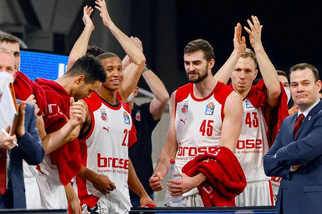 vlnr Dominic Lockhart (Brose Bamberg, 03) Devon Hall (Brose Bamberg, 22) David Kravish (Brose Bamberg, 45) Christian Sengfelder (Brose Bamberg, 43) Headcoach Johan Roijakkers (Brose Bamberg) Brose Bamberg - s.oliver Würzburg Wuerzburg - easyCredit-BBL - Basketball Bundesliga - Basketball Saison 2020 21 - 4. Spieltag, 16.12.2020 Bamberg, Brose Arena ASV-Autoren-Nummer: 4026335 Copyright: DanielxLöb