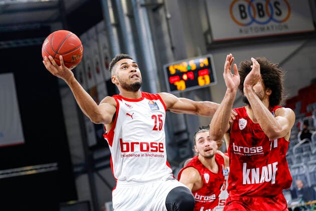 links Kenneth Ogbe (Brose Bamberg, 25) rechts Zach Smith (s.oliver Würzburg, 11) Brose Bamberg - s.oliver Würzburg Wuerzburg - easyCredit-BBL - Basketball Bundesliga - Basketball Saison 2020 21 - 4. Spieltag, 16.12.2020 Bamberg, Brose Arena ASV-Autoren-Nummer: 4026335 Copyright: DanielxLöb