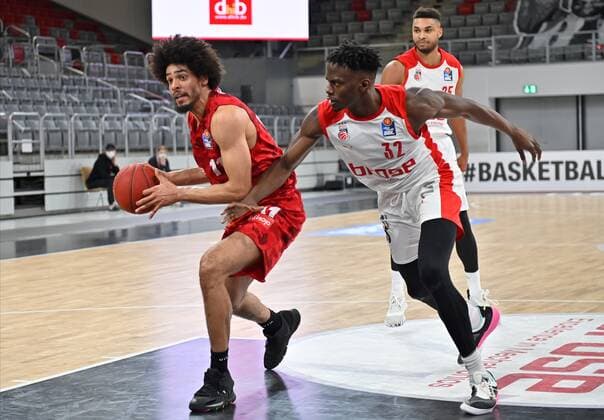 BAMBERG 16.12.2020 --- Basketball ---- easycredit 1. Basketball Bundesliga ---- 4. Spieltag: Brose Bamberg vs s.oliver Würzburg --- Zach Smith (11, s.oliver Würzburg) zieht zum Korb gegen Norense Odiase (32, Brose Bamberg) --- Foto: Hans-Martin Issler isslerimages ---- Brose Bamberg vs s.oliver Würzburg
