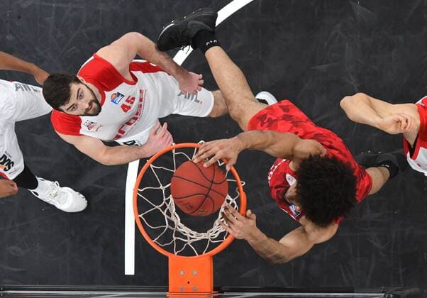 BAMBERG 16.12.2020 --- Basketball ---- easycredit 1. Basketball Bundesliga ---- 4. Spieltag: Brose Bamberg vs s.oliver Würzburg --- Zach Smith (11, s.oliver Würzburg) mit Dunk gegen David Kravish (45, Brose Bamberg) --- Foto: Hans-Martin Issler isslerimages ---- Brose Bamberg vs s.oliver Würzburg
