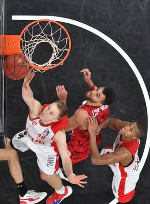 BAMBERG 16.12.2020 --- Basketball ---- easycredit 1. Basketball Bundesliga ---- 4. Spieltag: Brose Bamberg vs s.oliver Würzburg --- Christian Sengfelder (43, Brose Bamberg) wirft gegen Brekkott Chapman (2, s.oliver Würzburg) --- Foto: Hans-Martin Issler isslerimages ---- Brose Bamberg vs s.oliver Würzburg