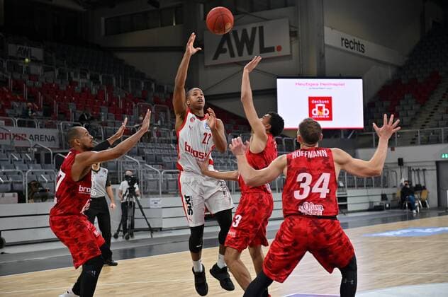 BAMBERG 16.12.2020 --- Basketball ---- easycredit 1. Basketball Bundesliga ---- 4. Spieltag: Brose Bamberg vs s.oliver Würzburg --- Devon Hall (22, Brose Bamberg) mit Alley-hoop Anspiel gegen Alex King (77, s.oliver Würzburg), Tyson Ward (3, s.oliver Würzburg) und Felix Hoffmann (34, s.oliver Würzburg) --- Foto: Hans-Martin Issler isslerimages ---- Brose Bamberg vs s.oliver Würzburg