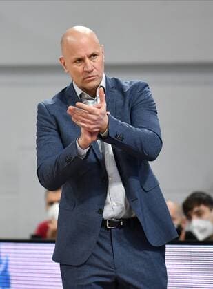 BAMBERG 16.12.2020 --- Basketball ---- easycredit 1. Basketball Bundesliga ---- 4. Spieltag: Brose Bamberg vs s.oliver Würzburg --- Denis Wucherer (Headcoach s.oliver Würzburg) applaudiert seinem Team --- Foto: Hans-Martin Issler isslerimages ---- Brose Bamberg vs s.oliver Würzburg