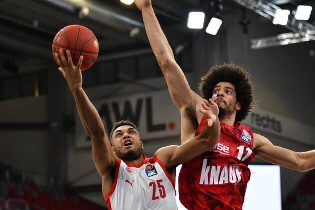 Sport Bilder des Tages BAMBERG 16.12.2020 --- Basketball ---- easycredit 1. Basketball Bundesliga ---- 4. Spieltag: Brose Bamberg vs s.oliver Würzburg --- Kenneth Ogbe (25, Brose Bamberg) gegen Zach Smith (11, s.oliver Würzburg) --- Foto: Hans-Martin Issler isslerimages ---- Brose Bamberg vs s.oliver Würzburg