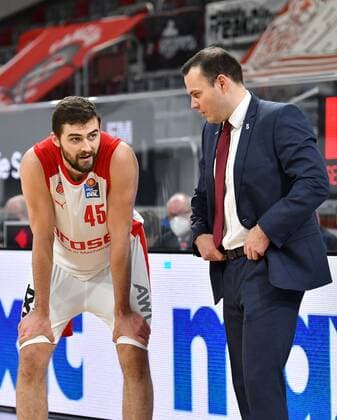 BAMBERG 16.12.2020 --- Basketball ---- easycredit 1. Basketball Bundesliga ---- 4. Spieltag: Brose Bamberg vs s.oliver Würzburg --- Headcoach Johan Roijakkers (Brose Bamberg) spricht mit David Kravish (45, Brose Bamberg) --- Foto: Hans-Martin Issler isslerimages ---- Brose Bamberg vs s.oliver Würzburg