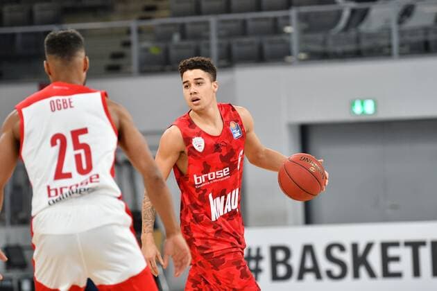 BAMBERG 16.12.2020 --- Basketball ---- easycredit 1. Basketball Bundesliga ---- 4. Spieltag: Brose Bamberg vs s.oliver Würzburg --- Joshua Obiesie (6, s.oliver Würzburg) gegen Kenneth Ogbe (25, Brose Bamberg) --- Foto: Hans-Martin Issler isslerimages ---- Brose Bamberg vs s.oliver Würzburg