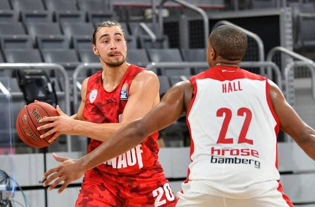 BAMBERG 16.12.2020 --- Basketball ---- easycredit 1. Basketball Bundesliga ---- 4. Spieltag: Brose Bamberg vs s.oliver Würzburg --- Julian Albus (20, s.oliver Würzburg) gegen Devon Hall (22, Brose Bamberg) --- Foto: Hans-Martin Issler isslerimages ---- Brose Bamberg vs s.oliver Würzburg